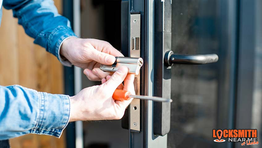 Locksmith Near Me of Idaho repair door lock